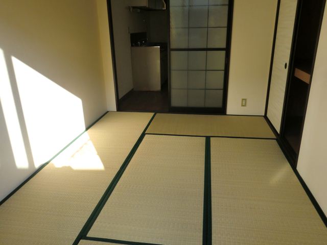 Living and room. Japanese-style room to settle!