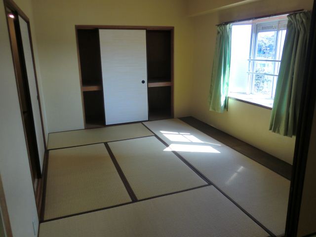 Living and room. Bright Japanese-style room! Closet is also large!