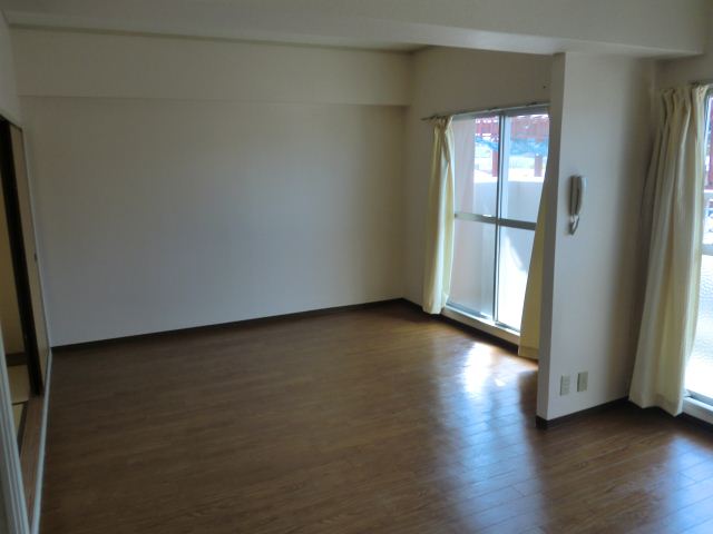 Living and room. Spacious LDK!