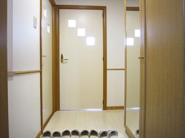 Entrance. Is a convenient footwear purse with a full-length mirror.
