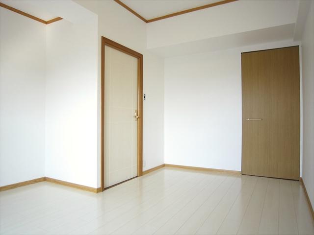 Non-living room. Closet is equipped with Western-style.