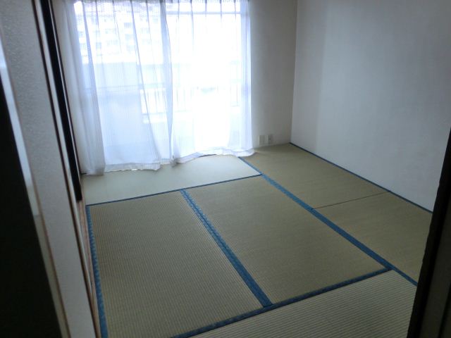 Living and room. Bright Japanese-style room!