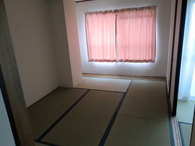 Living and room. This Japanese-style room is also bright!