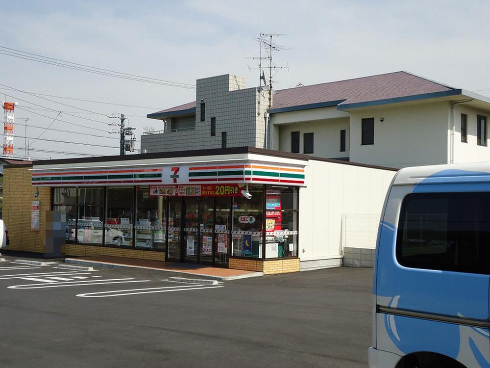 Convenience store. 140m to Seven-Eleven