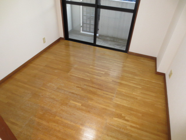 Living and room. It is longing Western-style flooring!