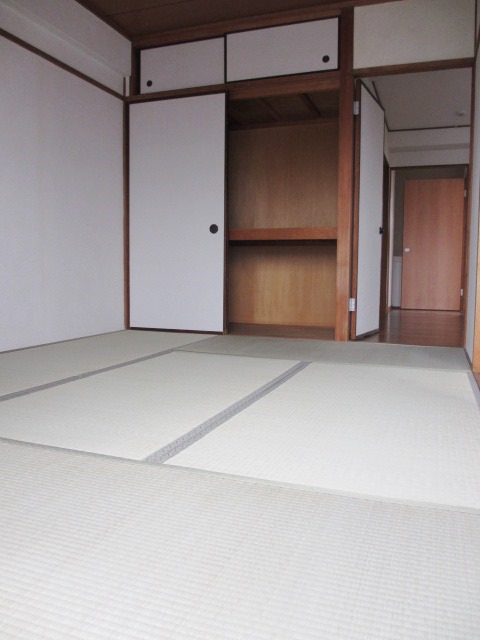 Living and room. South-facing Japanese-style room 6 quires