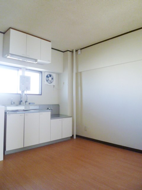 Living and room. Dining kitchen (7 Pledge)