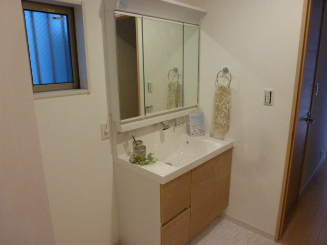Wash basin, toilet. 11 / 11 local shooting