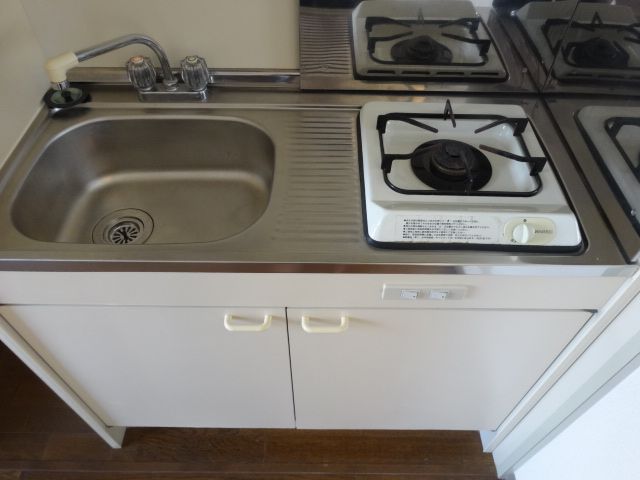 Kitchen. Gas stove comes with a 1-neck