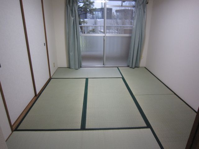 Living and room. Good bright day Tatami rooms