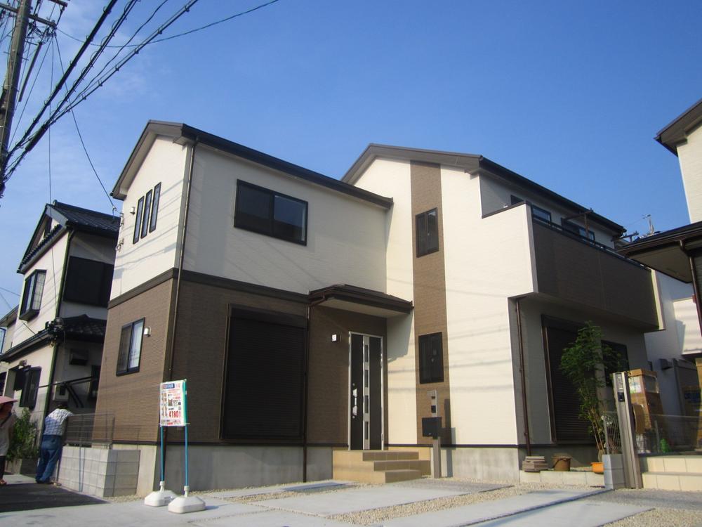 Local appearance photo. 1 Building