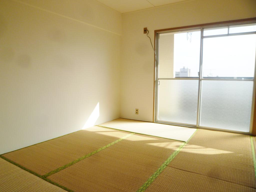 Other room space. Japanese-style room 6 quires. Good per yang. 