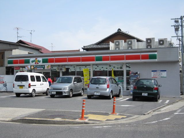 Convenience store. 290m until Thanksgiving (convenience store)