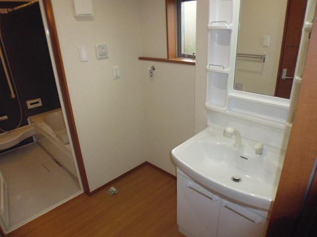 Wash basin, toilet. 2013.12.7 Shooting