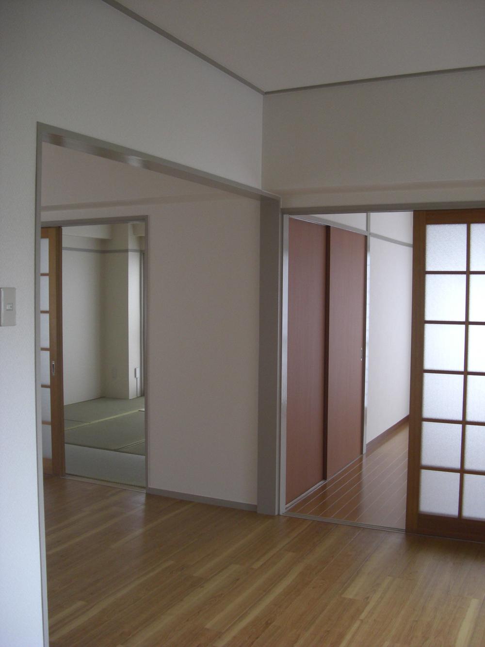Non-living room. Western-style room from the kitchen ・ Japanese-style quarters (April 2013 shooting)