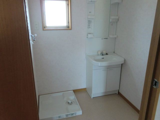 Washroom. Spacious dressing room! Independent wash basin!