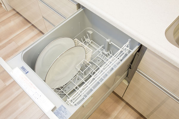 Kitchen.  [Dishwasher] Slide open expression that can be out in a comfortable position. There is also a water-saving effect, Housework ・ To reduce the burden of household (same specifications)