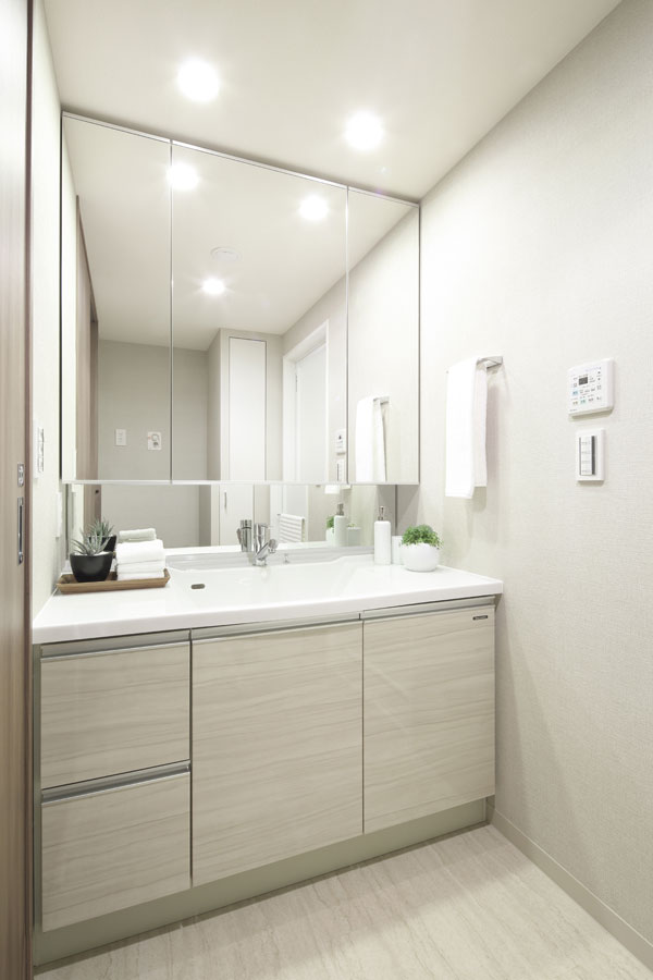 Bathing-wash room.  [Bathroom vanity] Large three-sided mirror ・ Kagamiura vanity with storage. There is a feeling of cleanliness artificial marble bowl-integrated counter has been adopted (Fg type model room)