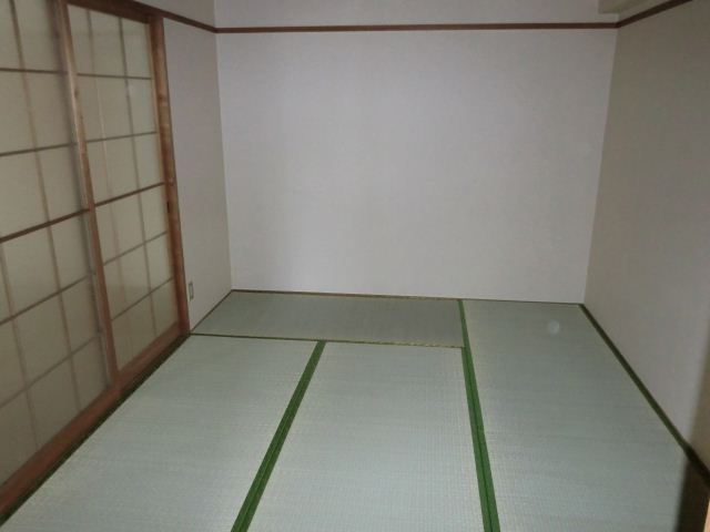 Living and room. Japanese-style room to settle!