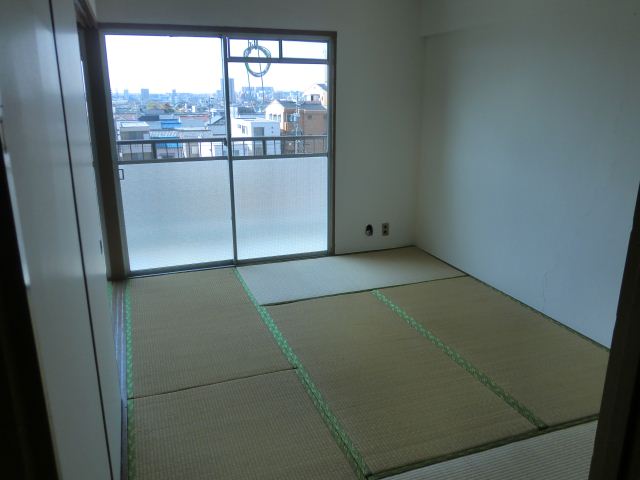 Living and room. Bright Japanese-style room! 