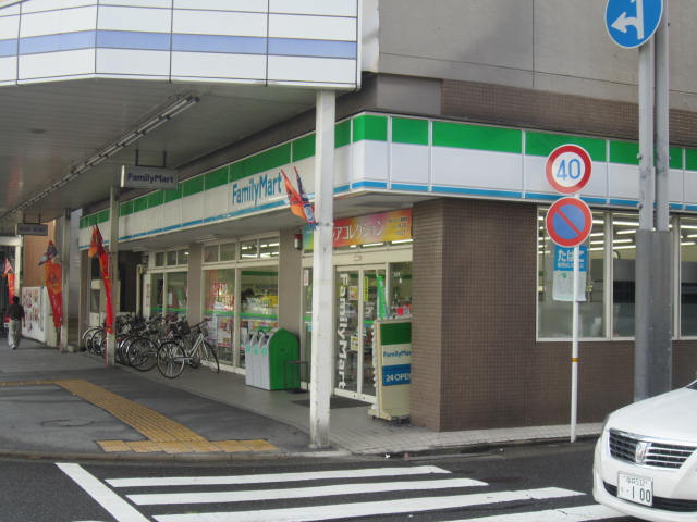 Convenience store. FamilyMart City large hospital before store up (convenience store) 324m