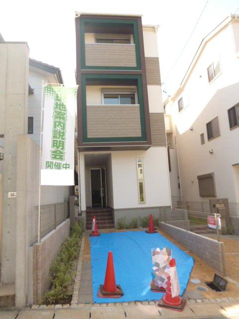 Local appearance photo. C Building appearance 