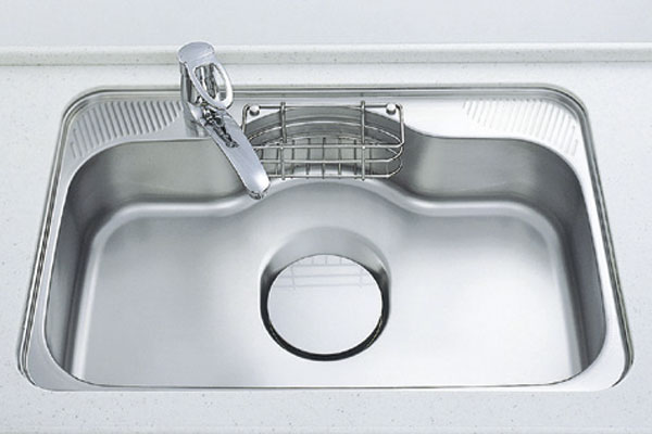 Kitchen.  [Wide sink with silent function] Quiet specification sink the back side of the damping material is to suppress it is water sound. Large pots and pans are also easy to handle large sink (same specifications)