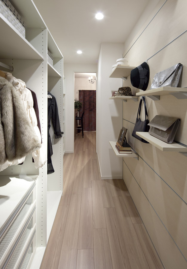 Receipt.  [Walk-through closet] Enter and exit freely walk-through closet to set up a mirror is enough space is secured for storage, such as a whole family of clothing and accessories to the door ( ※ )