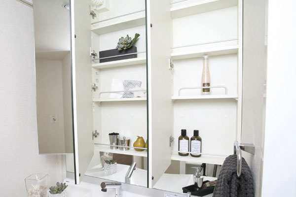 Bathing-wash room.  [Three-sided mirror back storage] The three-sided mirror back of vanities, Convenient storage space is provided on the stock, such as shampoo and detergent (same specifications)