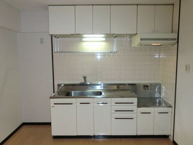 Kitchen. Large kitchen! You can stove installation! 