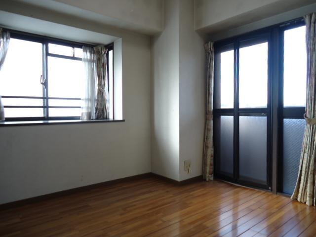 Non-living room. Excellent ventilation and lighting "Western-style there is a window to the two sides."