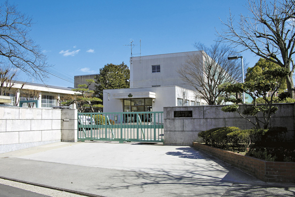 Surrounding environment. Municipal Hagiyama junior high school (14 mins ・ About 1060m)