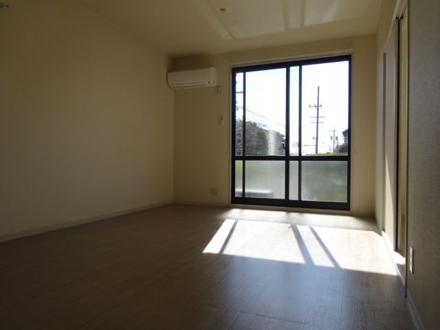 Living and room. Japanese-style room is also bright. 