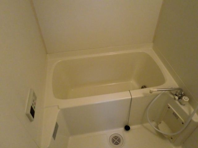 Bath. Warm bath in with additional heating! 