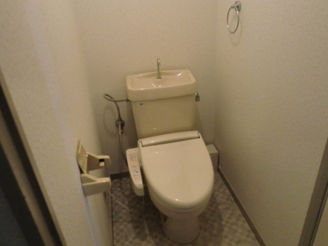 Toilet. Bidet! 