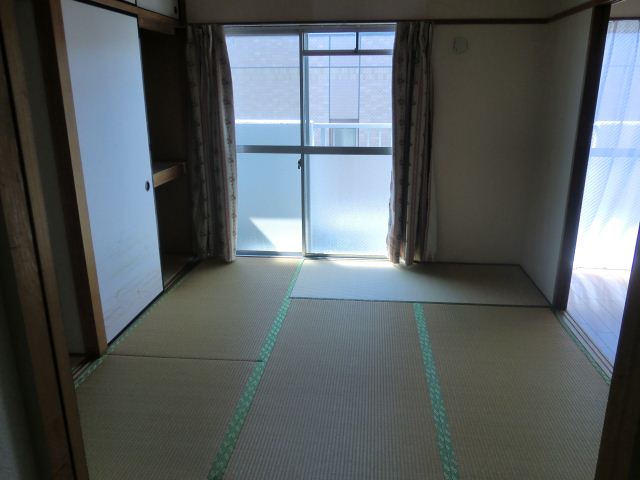 Living and room. It settles down Japanese-style room! 