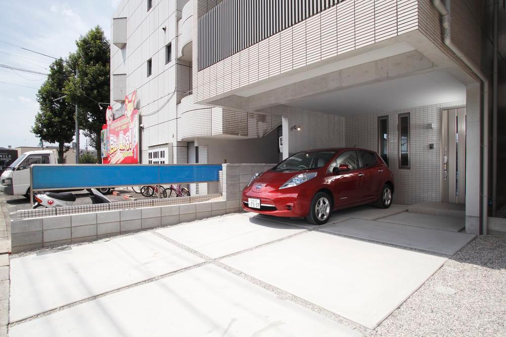 Same specifications photos (Other introspection). Inner garage the vehicle body fit almost. 