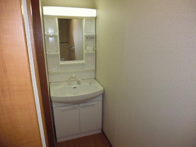 Wash basin, toilet. 2013.12.7 Shooting