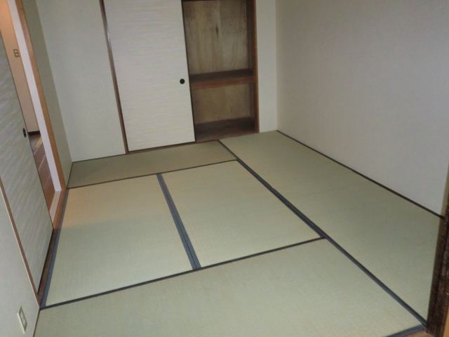 Living and room. Japanese-style room is calm! Closet is also large! 