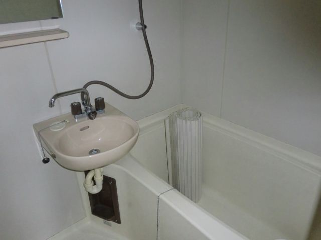 Bath. Wash basin ・ It comes with a mirror!