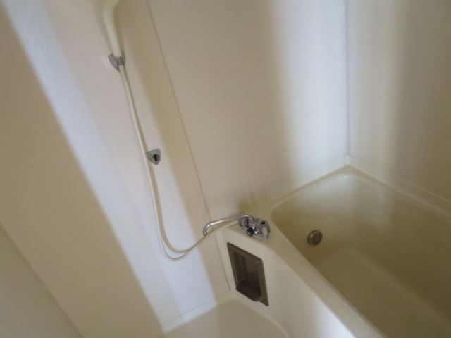 Bath. It opens the sliding door We can create a wide space