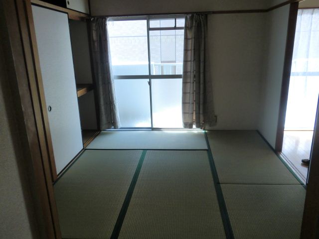 Living and room. It Japanese-style room is required! 