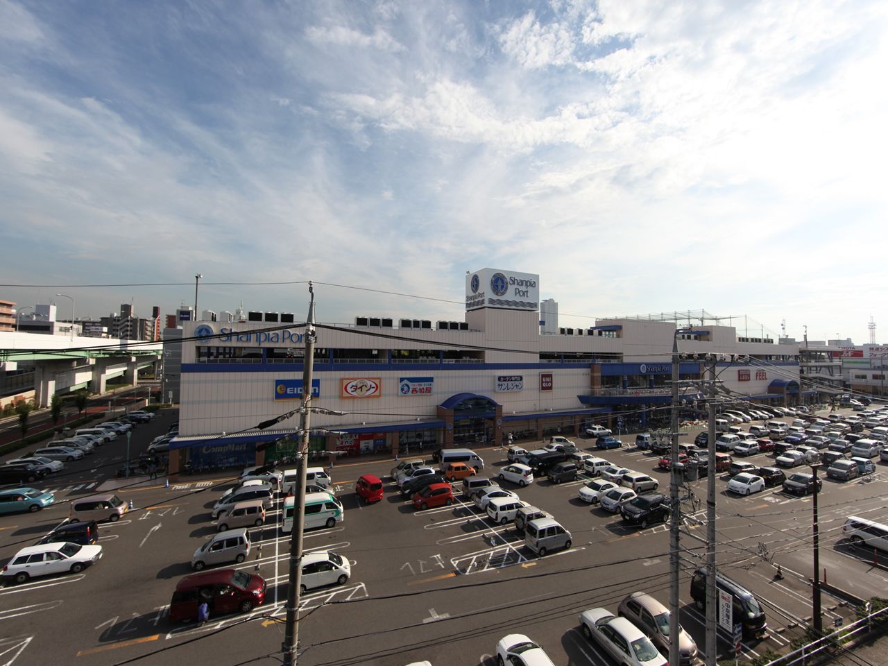 Shopping centre. Shan peer port (Feel ・ Uniqlo ・ Daiso, etc. store Yes) (1300m up to the shopping center)