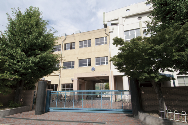 Surrounding environment. For up to elementary school is go walking in the calm residential area, Worry across the boulevard is safe without any (Shioji elementary school / A 5-minute walk / About 400m)