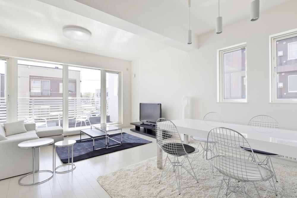 Same specifications photos (living). Ceiling height is set high and about 2.6m. Spread is some space. 