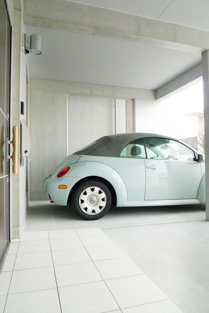 Same specifications photos (Other introspection). The body is covered in the ceiling in the parking space, You can get in and out of the car without getting wet in the rain. 