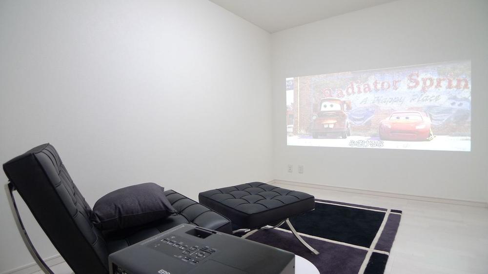 Same specifications photos (Other introspection). In the high sound insulation of RC you can enjoy music and movies at high volume in the Western-style. 