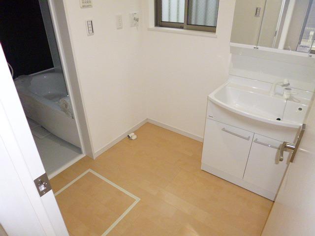 Wash basin, toilet. 2013.9.20 shooting