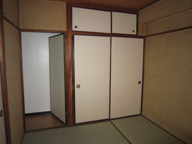 Receipt. Storage of 1 between the minute with upper closet. Put away will Hakadori. 