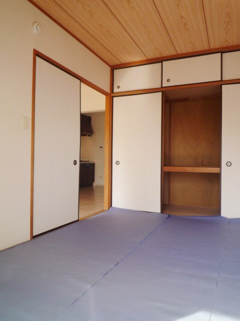 Other room space. Japanese-style room 6 quires There closet